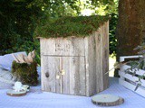 Cabane en bois et mousse 100% récup pour une urne champêtre