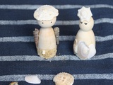 Avec les trésors ramenés de la plage : les bonhommes coquillages