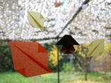 L’automne sur les fenêtres : origami facile en papier de soie