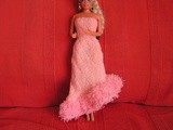 Robe longue rose avec bas fourrure pour poupées Barbie