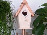Nichoir en bois au couleur pastel