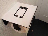 Un dévidoir à papier toilette avec support de smartphone